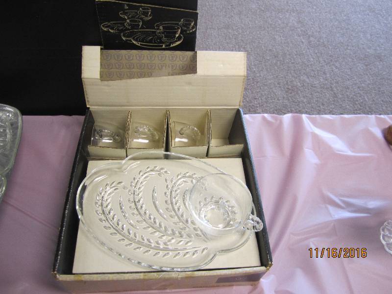 Federal Glass luncheon set with ori...