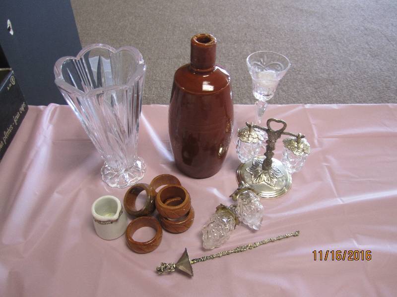 Lot of decorative tableware...