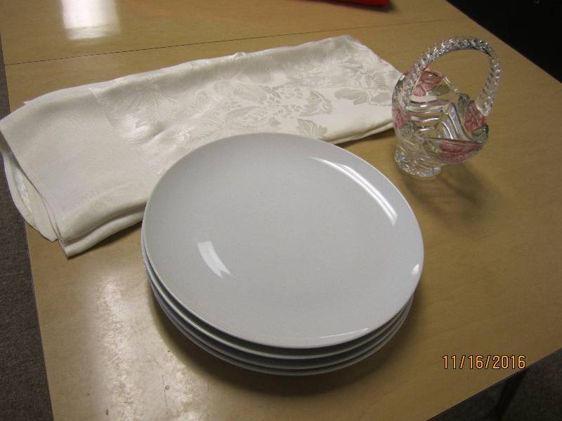 Banquet table 86 runner, glass bas...