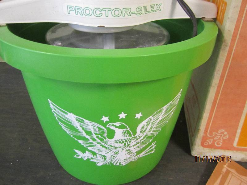 Vintage patriotic ice cream maker w...