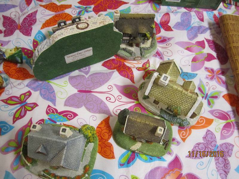 Lot  of cabin figures collectibles,...