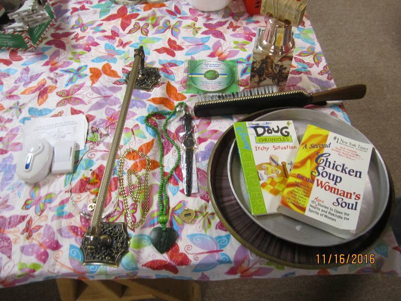 Lot of jewelry, doorbell, pans, boo...