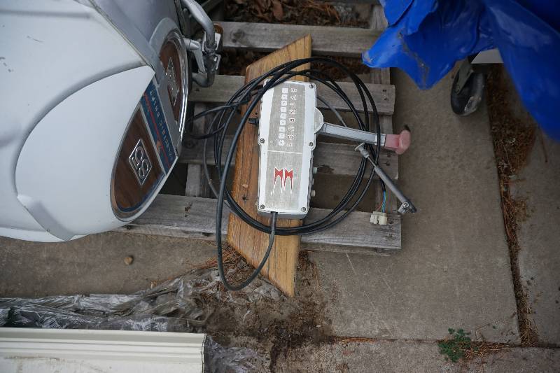 lot 5 image: Evinrude Select Shift 85 hp Outboard Motor