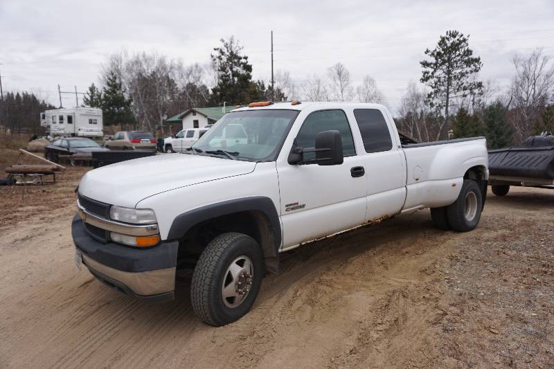 lot 1 image: 2001 Chevrolet 3500HD LS Duramax Diesel Dually 4 x 4 Truck