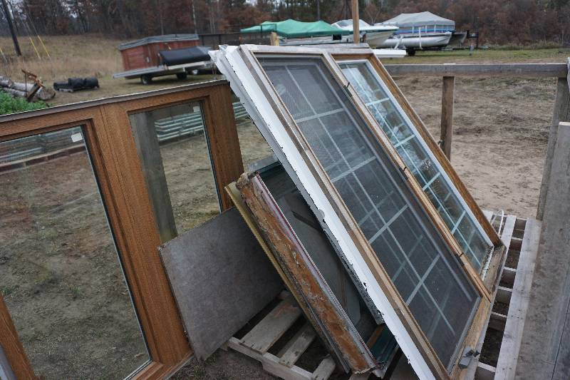 lot 23 image: Lot of Assorted Residential Windows