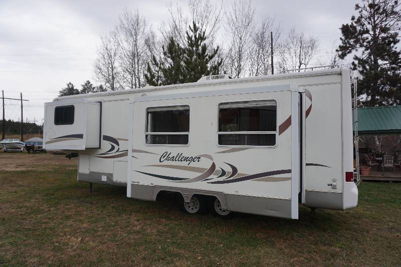 lot 2 image: 2000 Damon Challenger Model M29RKB 29 Fifth Wheel Travel Trailer
