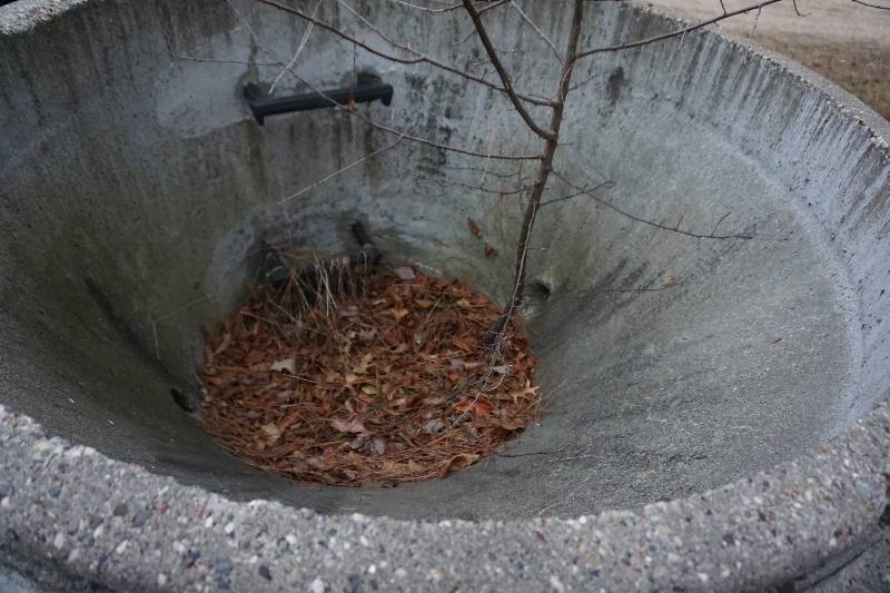 lot 22 image: 48 Tapered Concrete Shaft Cover With Entry Ladder