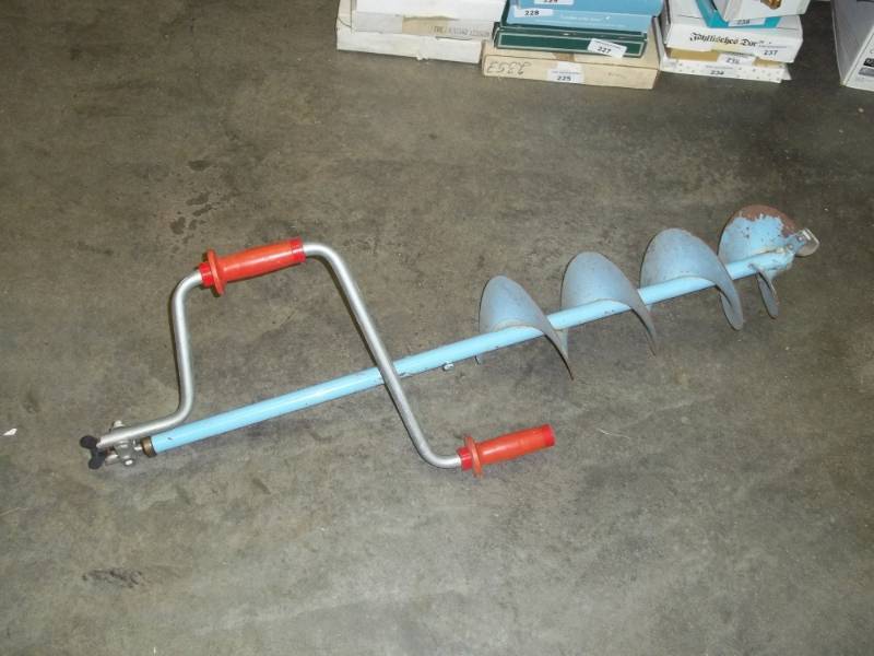 7  Folding ice auger