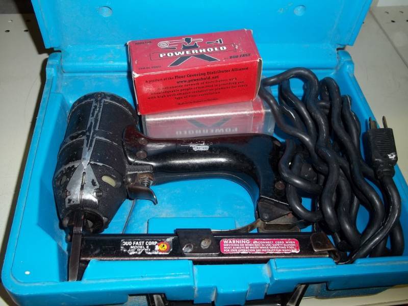 Electric tacker with staples