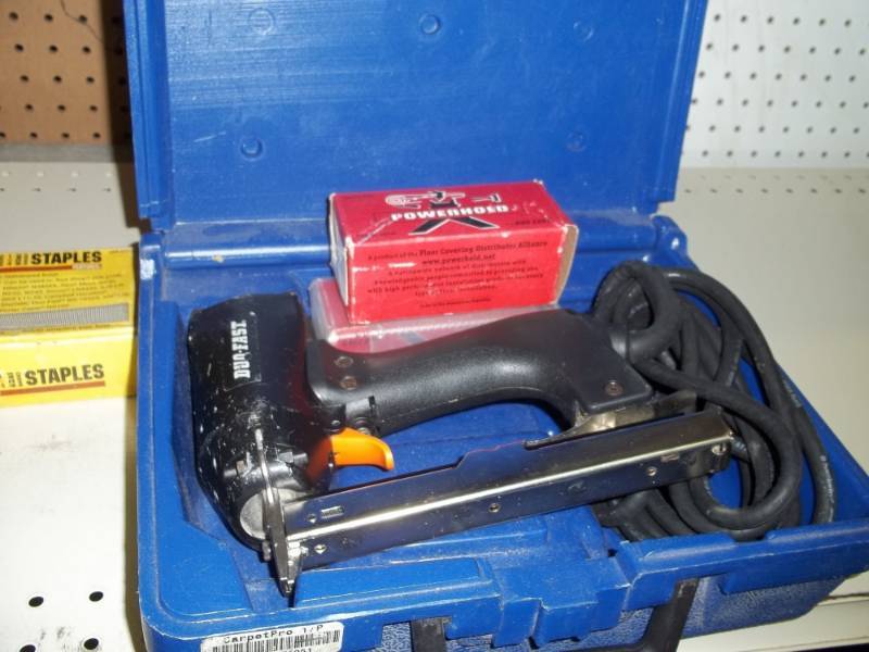 Electric tacker with staples