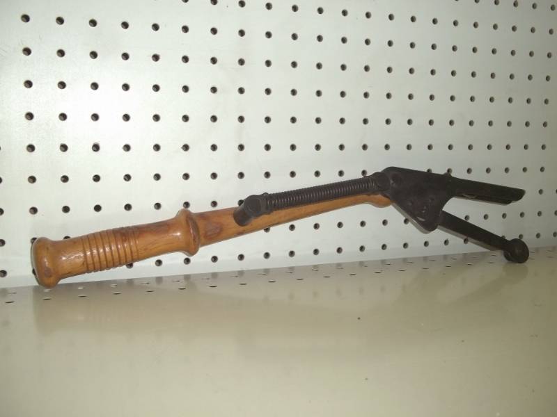 Clay pigeon thrower