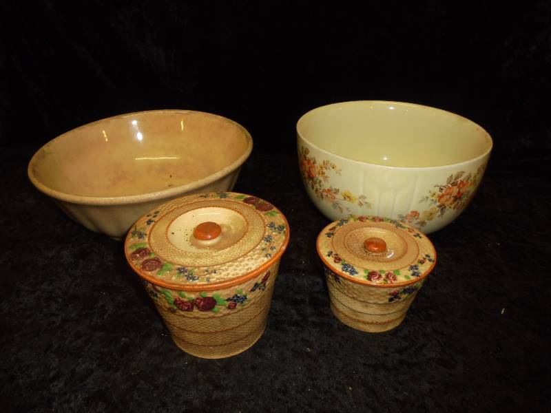lot 60 image: Lot - Vintage Bowls