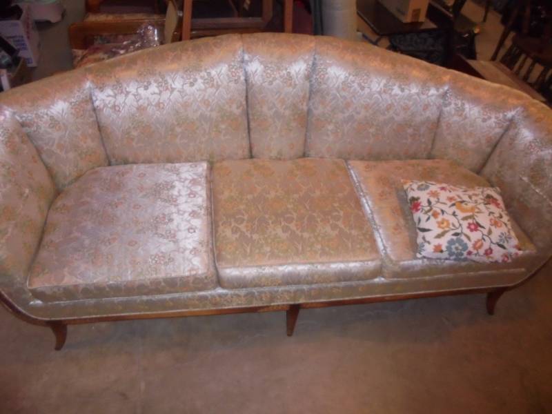 lot 8 image: Victorian Couch, nice condition