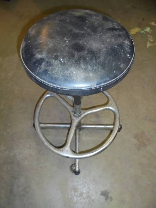 lot 9 image: Adjustable Exam Stool