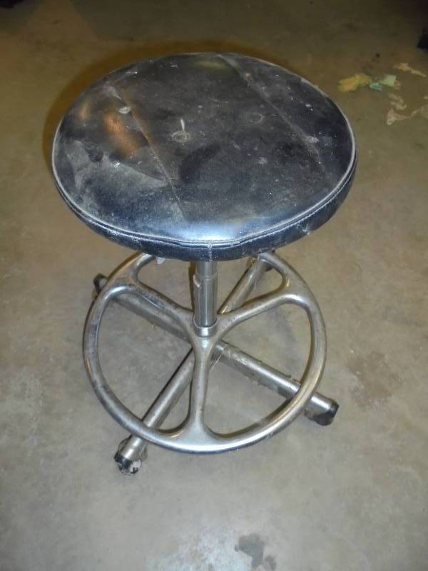 lot 10 image: Adjustable Exam Stool