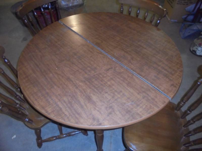 lot 18 image: 42 Round Table with 4 Chairs