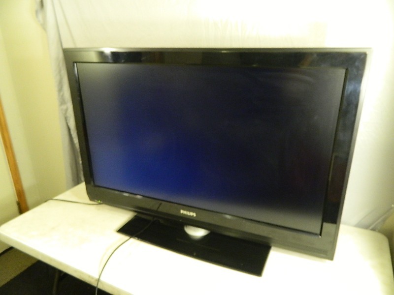 lot 1 image: Philips 42 Flat Screen Television TV