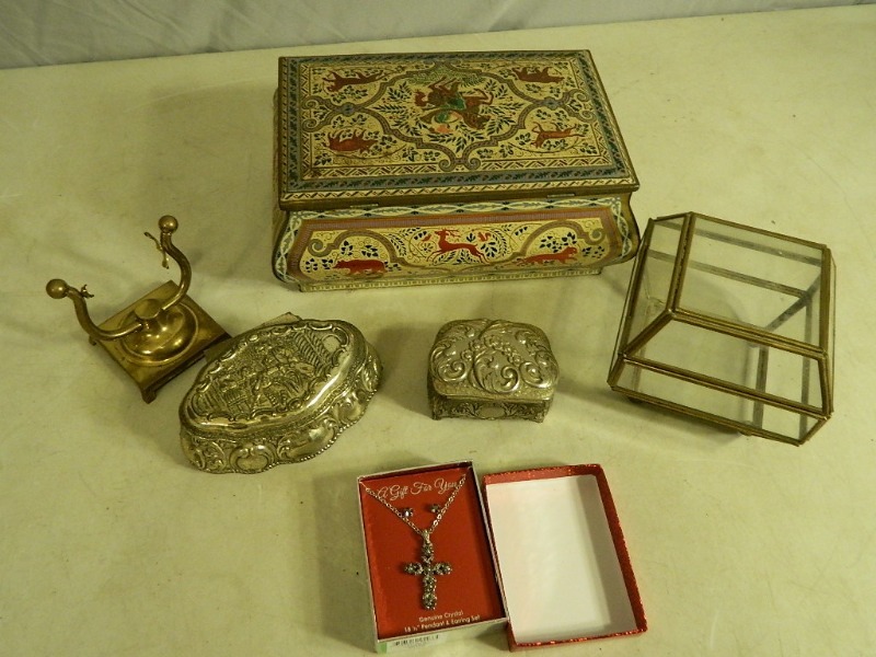 lot 28 image: Jewelry Boxes and Jewelry
