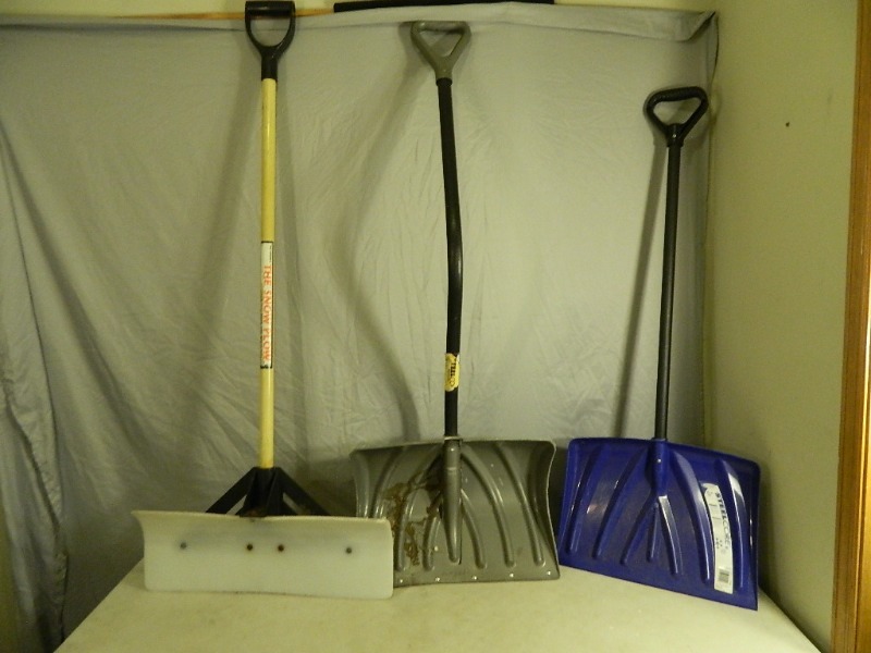 lot 46 image: 3 Snow Shovels