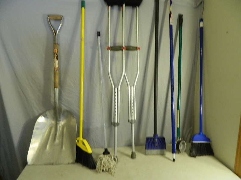 lot 48 image: Long Handle Tools