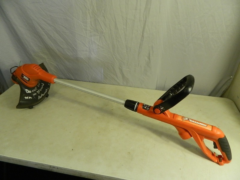 lot 53 image: Black and Decker Weed Whipper  Grass Trimmer