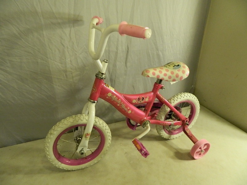 lot 97 image: Kids Huffy Bike with Training Wheels