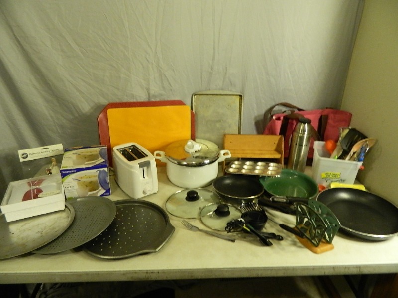 lot 107 image: Kitchen Items
