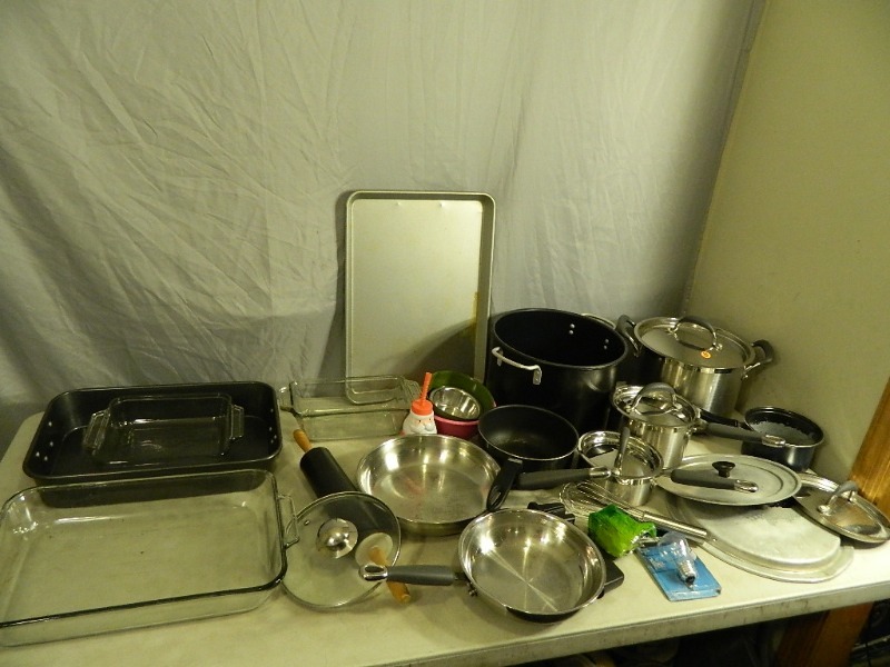 lot 123 image: Kitchen Items