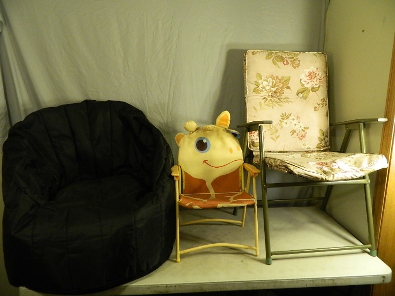 lot 125 image: Folding Lawn Chairs and Bean Bag Chair