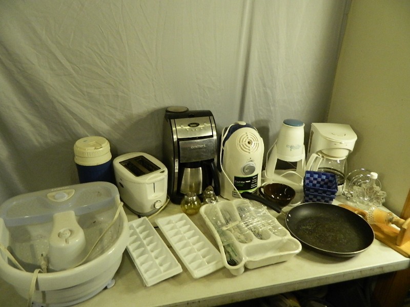 lot 126 image: Humidifier, Kitchen Items, and More