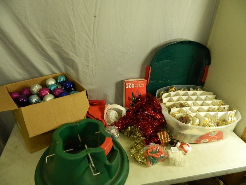 lot 144 image: Christmas Decorations