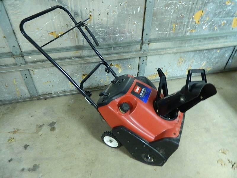 lot 9 image: Toro Snowblower