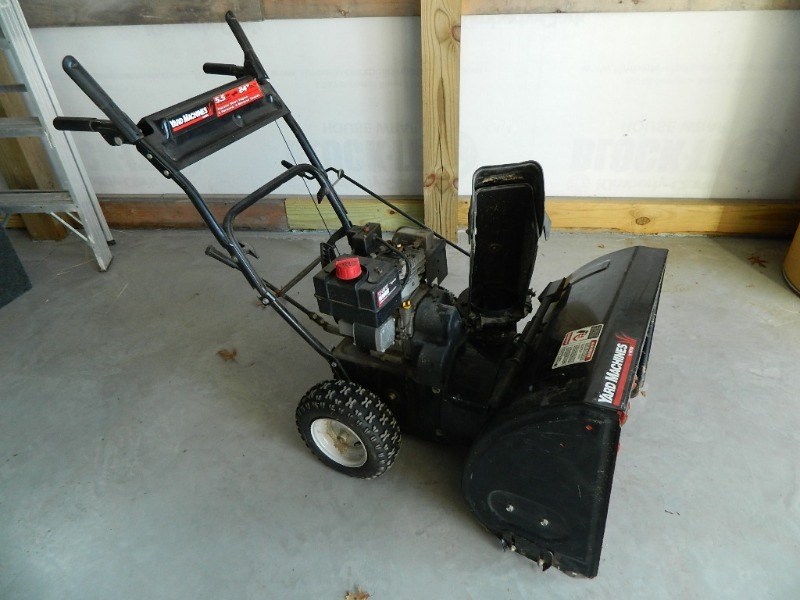 lot 10 image: 24 Inch Snow Blower