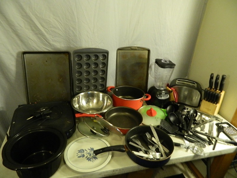 lot 154 image: Toaster, Kitchen Items, Etc