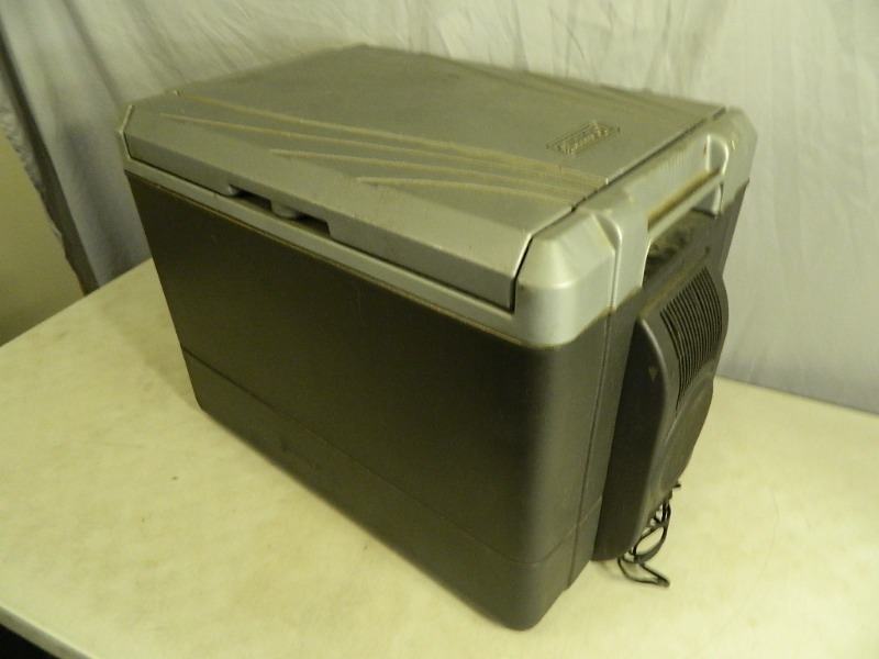 lot 157 image: Coleman 12V Cooler  Fridge