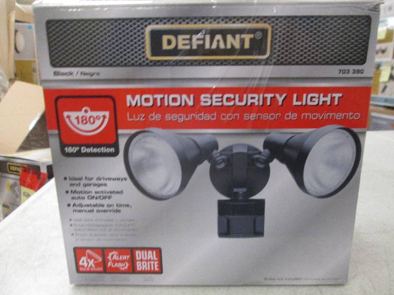 lot 292 image: Defiant motion security light open ...