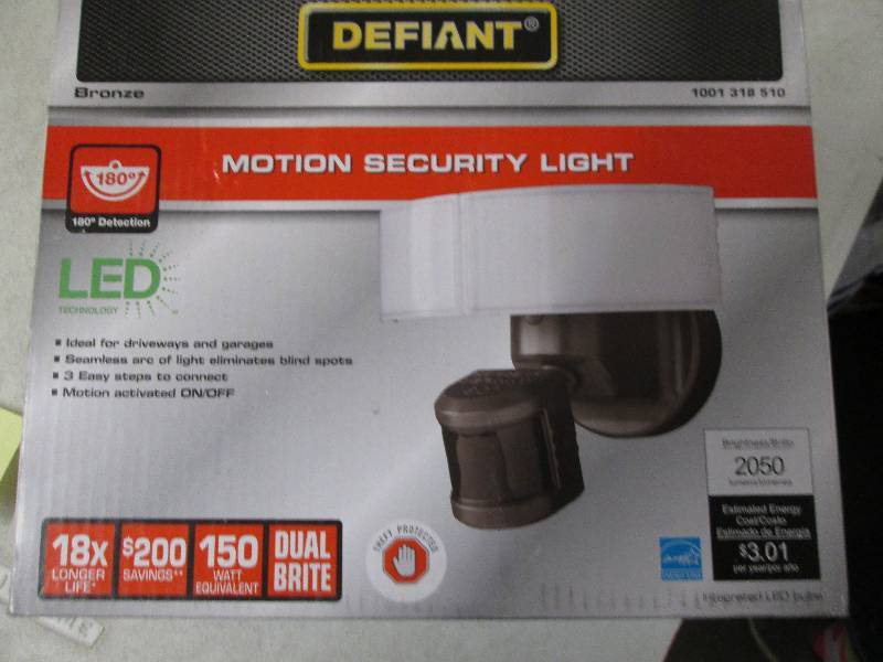lot 318 image: defiant motion security light LED o...