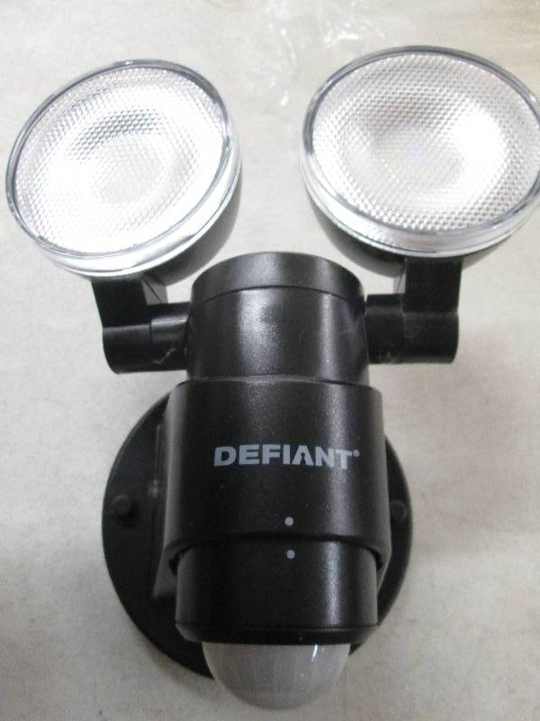 lot 330 image: Defiant LED motion security light o...