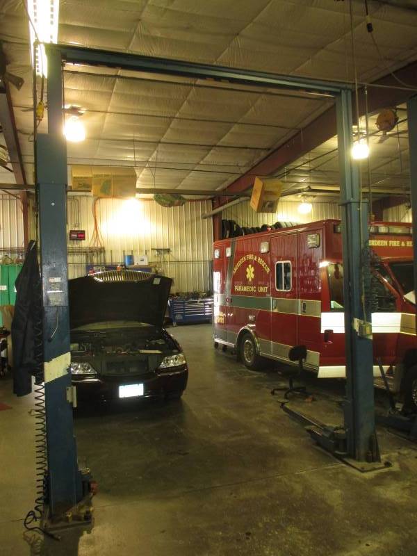 lot 1 image: Nussbaum 7,000 lb Hoist