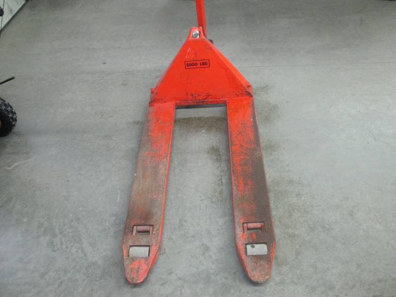 lot 14 image: Magnum 5,500 lb Pallet Jack