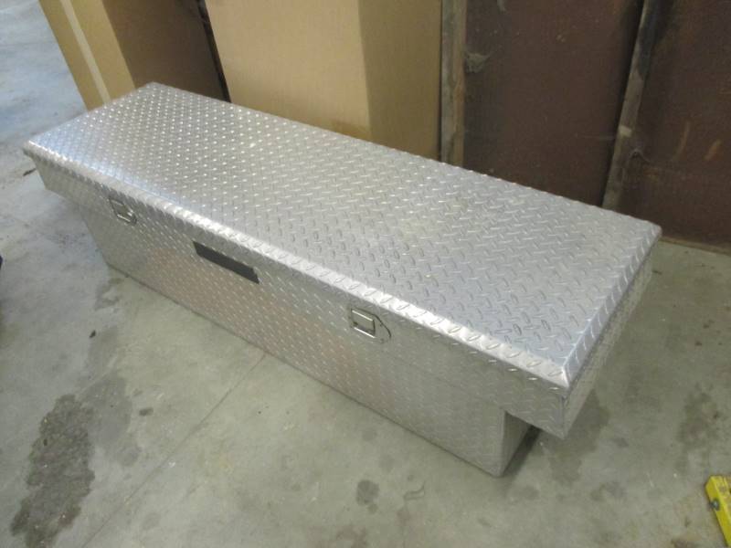 lot 17 image: Alum Diamond Plate Pickup Tool Box