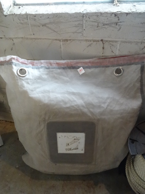 lot 180 image: 28 X 36 Zippered Bags Qty 7