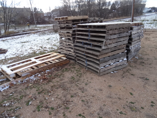 lot 193 image: 6 Stacks of Misc. Pallets Buyer Takes All