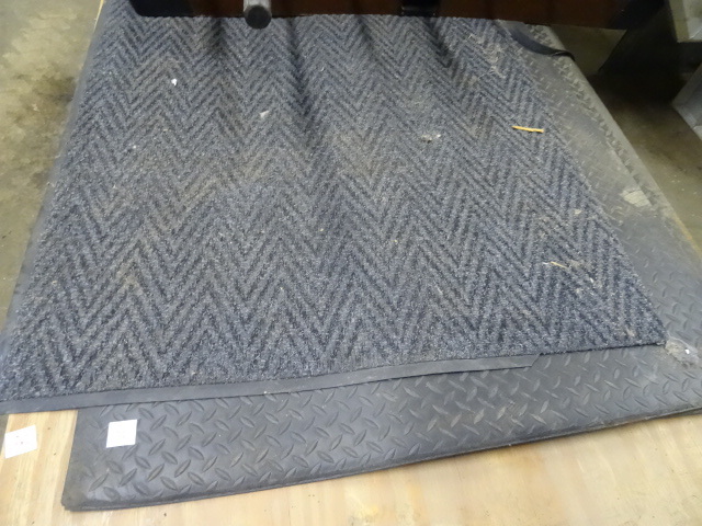 lot 203 image: Throw Rug and 3 Fatigue Mats