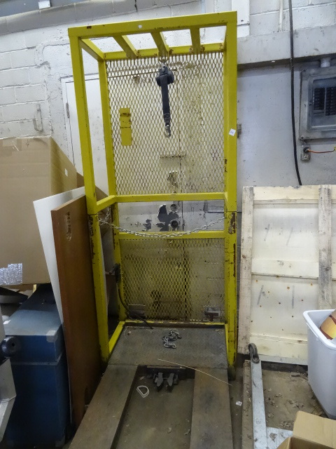 lot 204 image: Fork Lift Man Cage 35 X 20 X 83