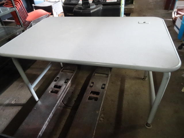 lot 7 image: Heavy Duty Metal Framed Table