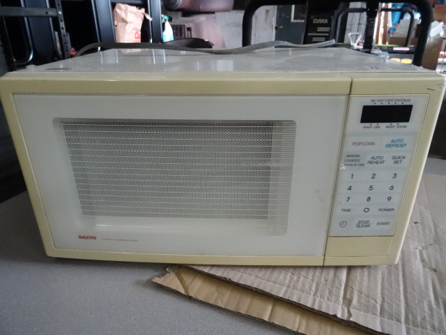 lot 11 image: Sanyo Model EM-604TW.