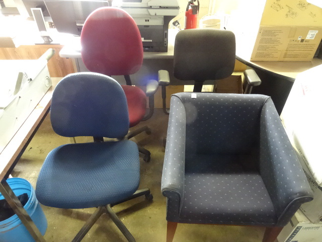 lot 40 image: 3 Office Chairs on Wheels,