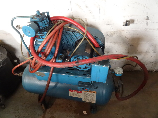 lot 79 image: C Compressor Air Compressor