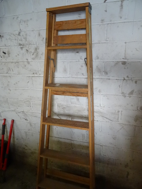lot 86 image: 6 Wood Step Ladder